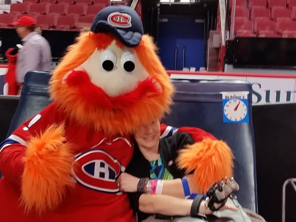 This blogger with former Montreal Canadiens (Habs) mascot Youppi