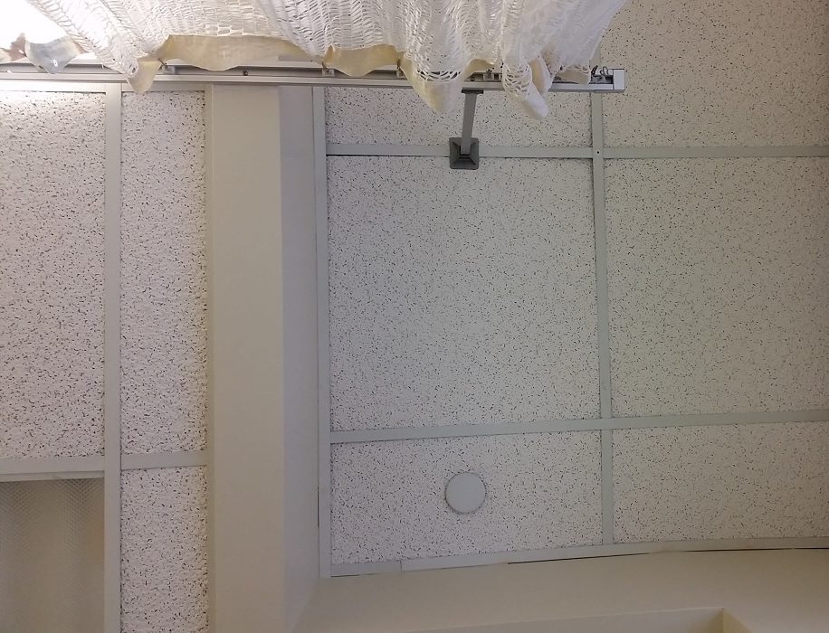 the ceiling of a hospital room