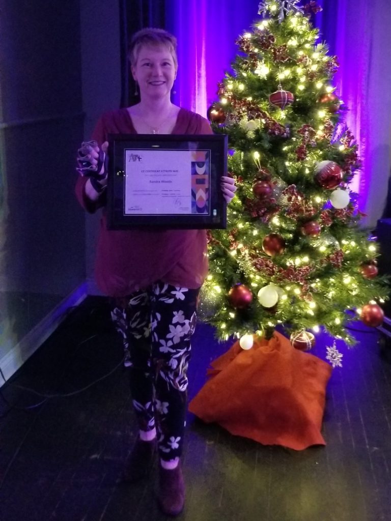 Sandra Woods with her framed First Prize award certificate, at the 2022 Art Contest Gala awards ceremony for the 36th edition of the Pierrefonds Art Contest in Montréal